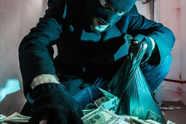 Исчезла валюта и золото: в Киеве обчистили банковские ячейки