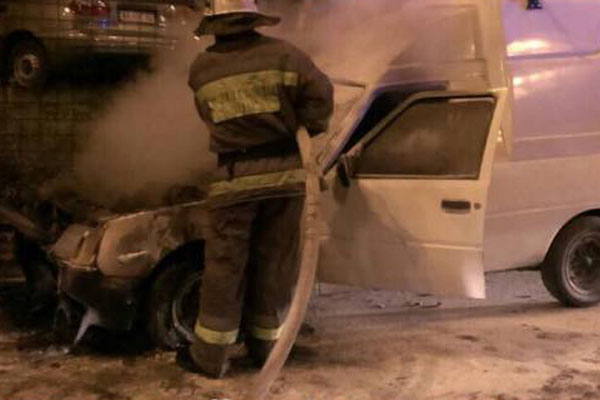 В Киеве загорелся автомобиль с человеком в салоне