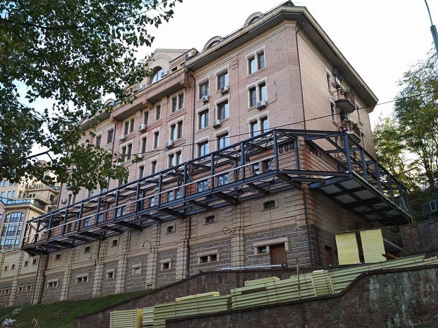 Царь-балкон: в Киеве заметили необычное сооружение