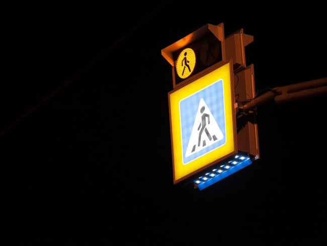 Киевляне ждут появления светящихся пешеходов