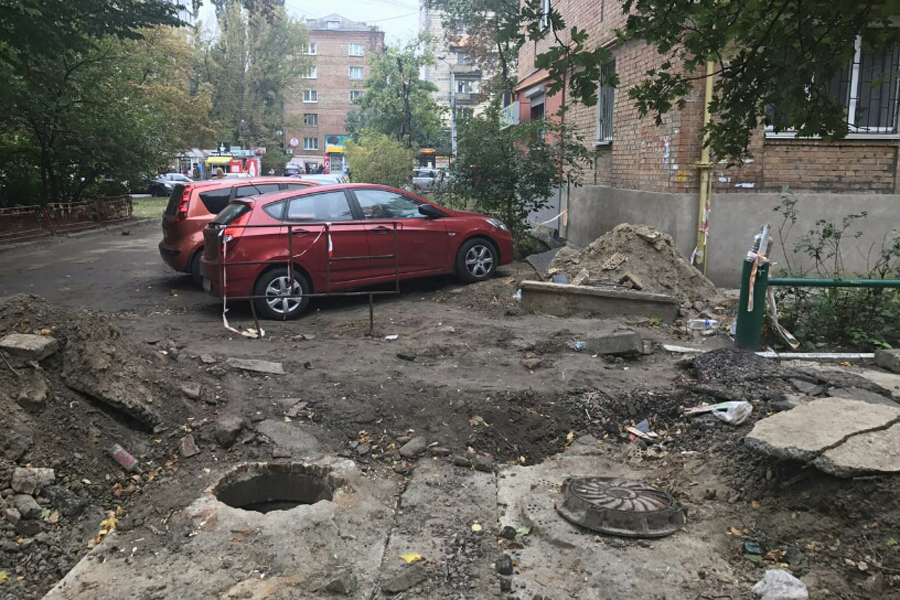 В Киеве обнаружен опасный двор (фото)