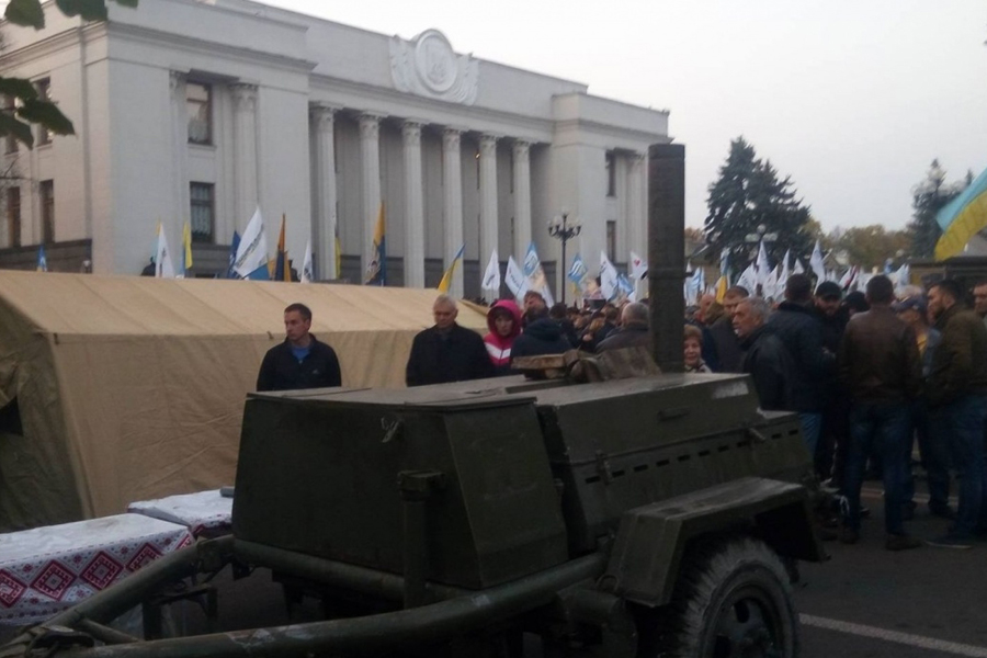 В центре Киева митингующих кормят супом