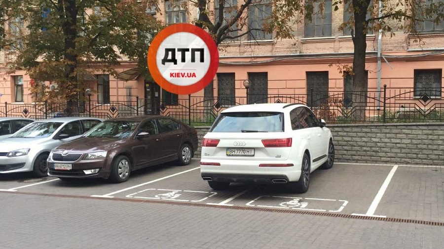 В Киеве автохам притворился инвалидом