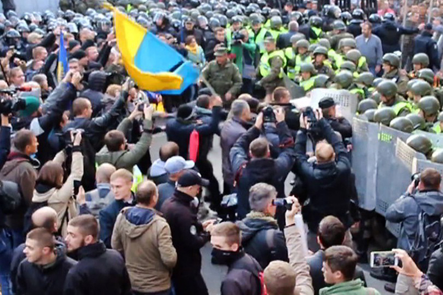 Под Радой нардеп подрался с протестующим