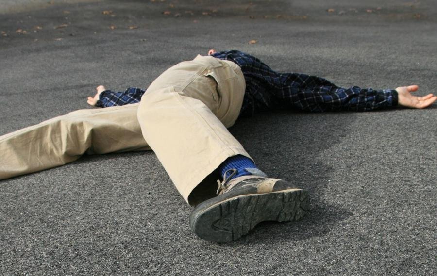 Молодой парень рухнул без сознания посреди улицы (фото)