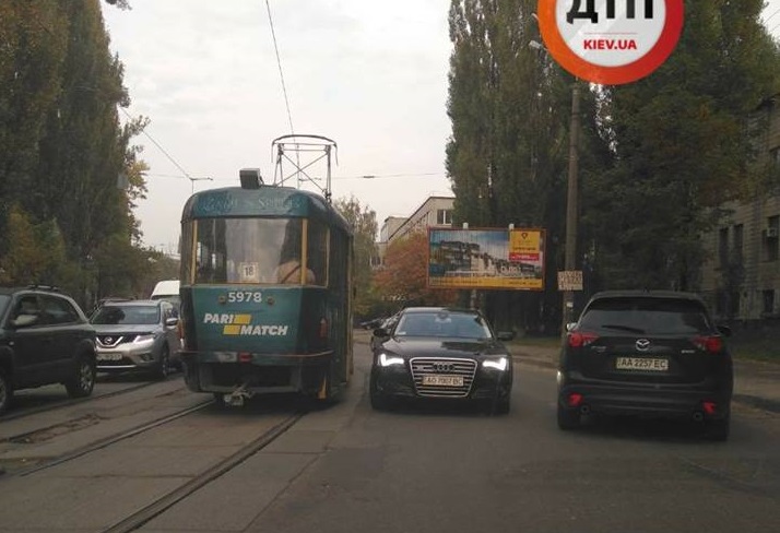 Опасный маневр: автохам едва не устроил ДТП