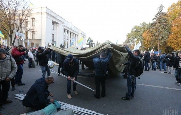 Рукавицы и носки: митингующие под Радой просят помочь им утеплиться