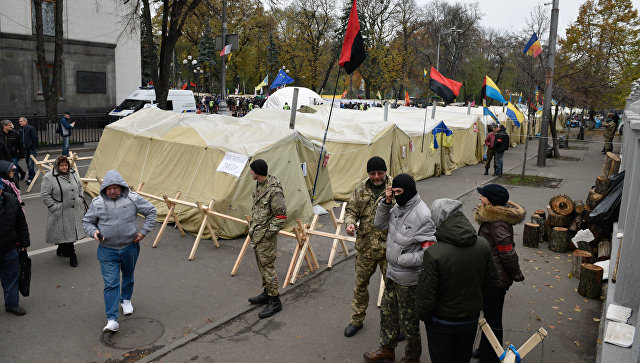 Возле Рады укрепляют палаточный городок