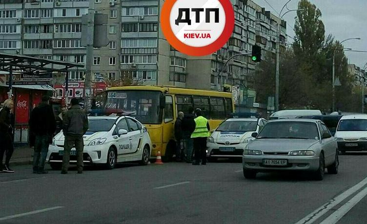 На Оболони маршрутка сбила людей на остановке