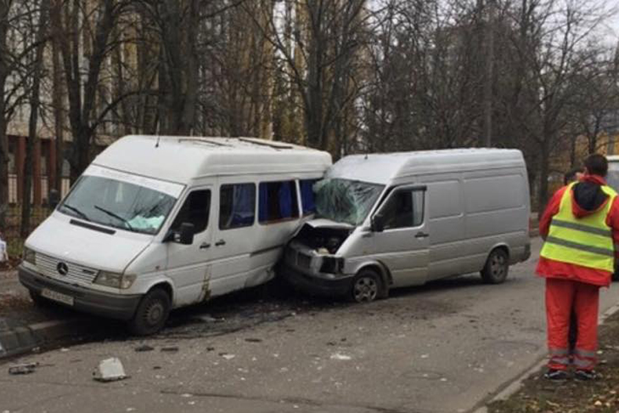 В Киеве разбились два микроавтобуса (фото)