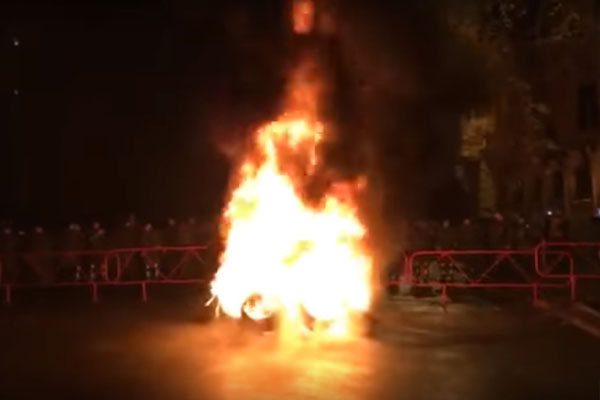 На Банковой пытались перевернуть машину СБУ (видео)