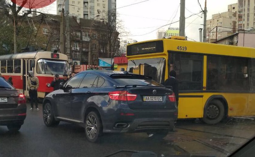 На Лукьяновке остановился транспорт