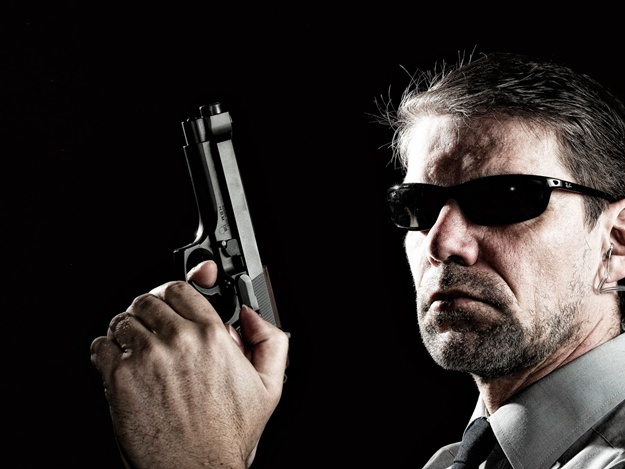 Киевлянин с пистолетом приставал к женщинам и звал знаменитых политиков (фото)