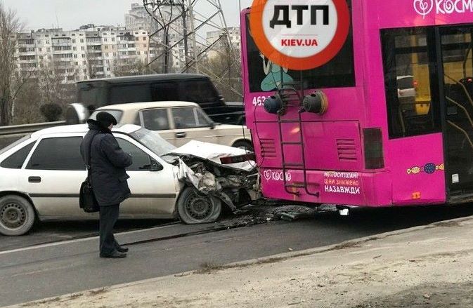 В Киеве легковушка протаранила троллейбус, есть пострадавшие