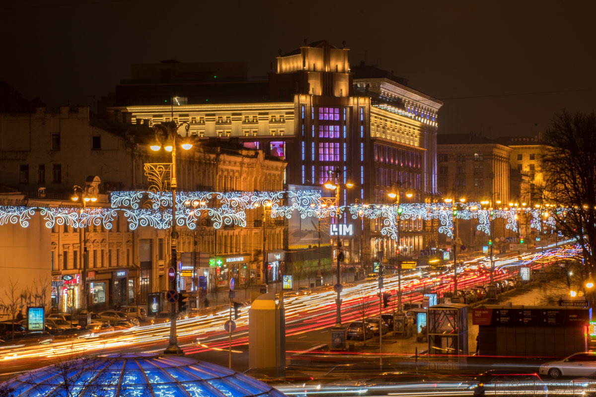 В центре Киева развесили новогоднюю иллюминацию