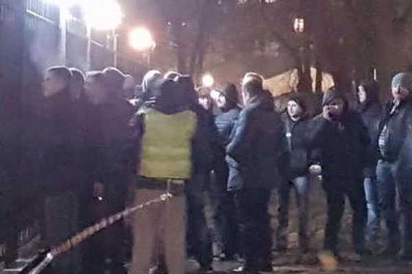В Киеве толпа взяла в осаду отдел полиции