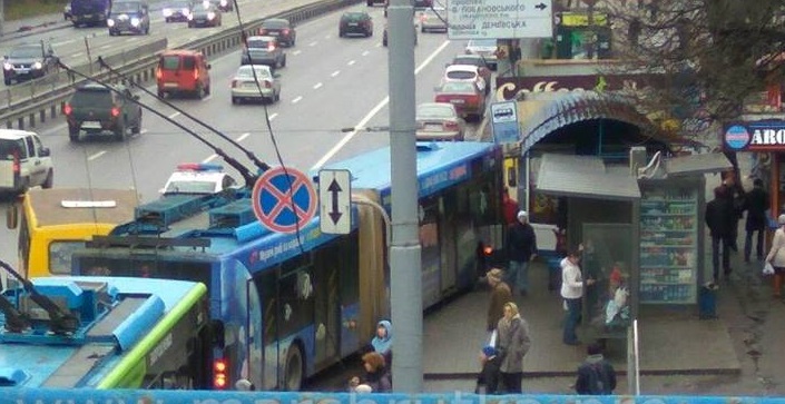 Авария на Шулявке: троллейбус врезался в остановку