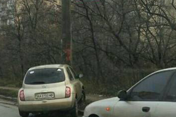 Киевские водители сносят столбы