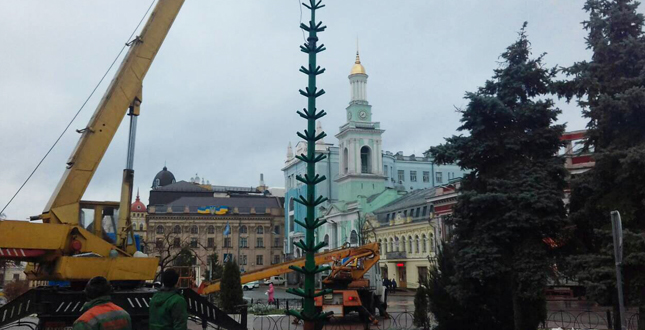 На Контрактовой площади устанавливают елку