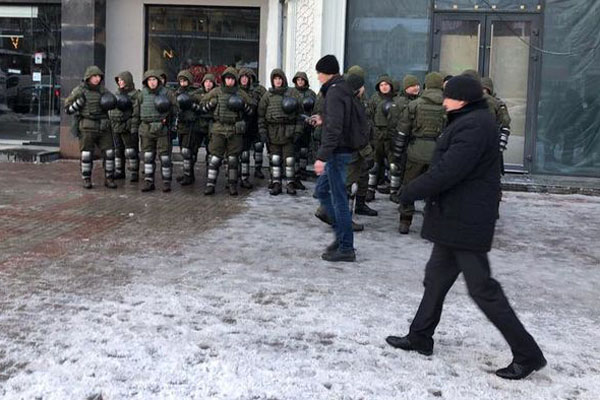 В Киеве протестующие окружили один из судов