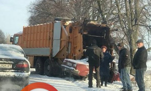 Под Киевом легковушка влетела в мусоровоз