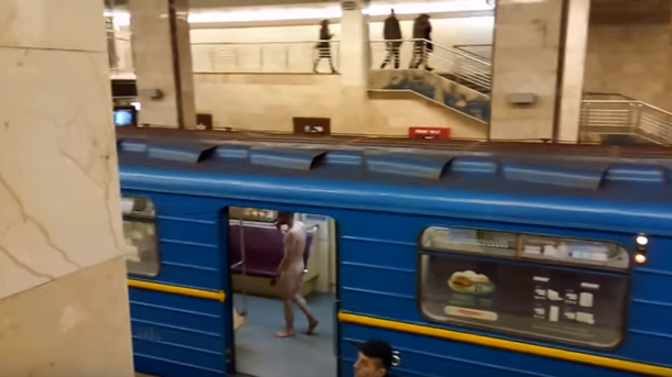 Атака в стиле "ню": нудист хотел угнать поезд (видео, 18+)