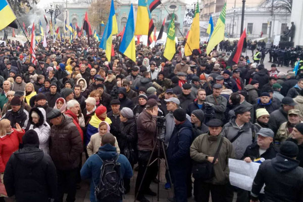 В Киеве захватили Октябрьский дворец