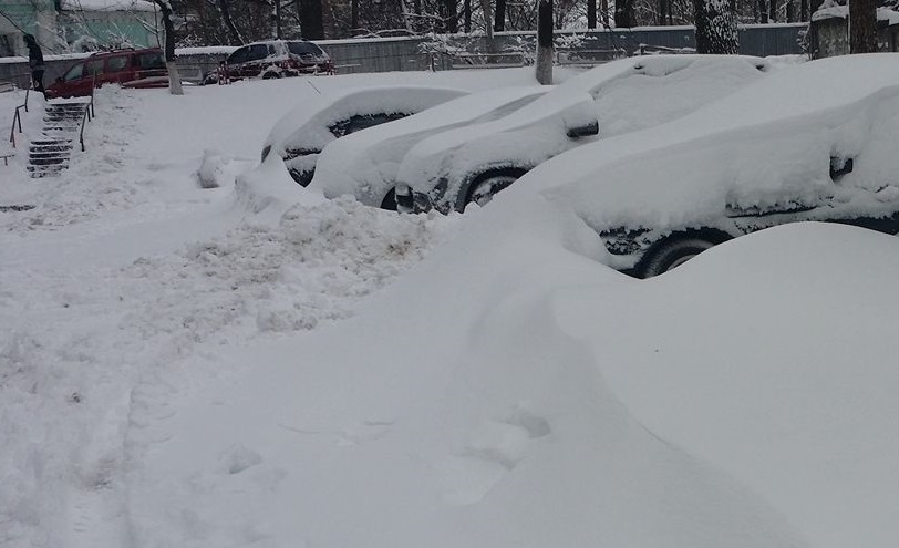 Киевляне пробираются сквозь снежные завалы (фото)