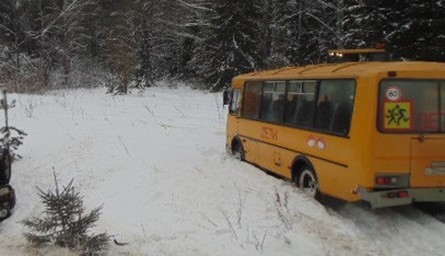 На трассе под Киевом застрял автобус с детьми