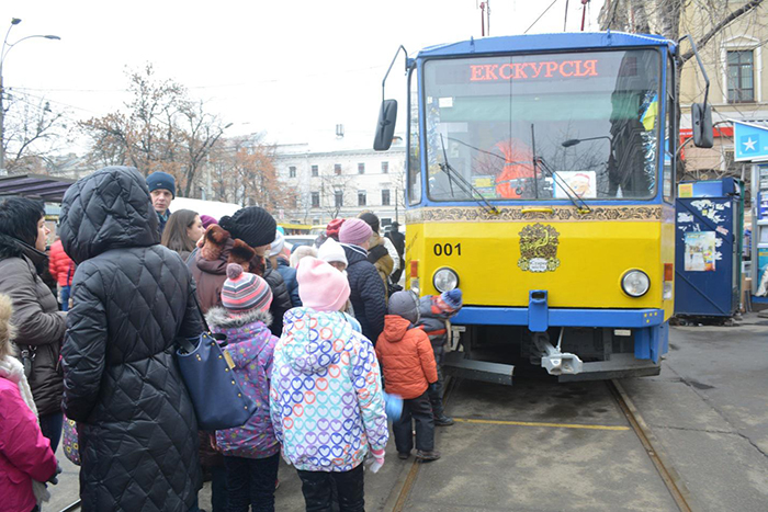 Киевлян покатают на сказочном трамвайчике
