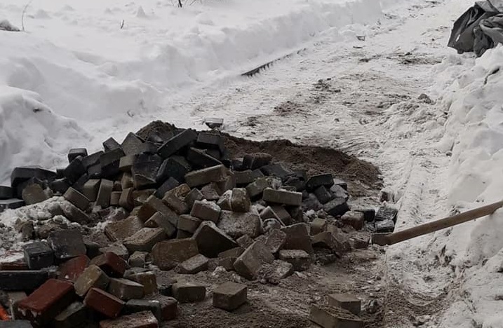 Ремонт по-киевски: тротуарную плитку укладывают в снег