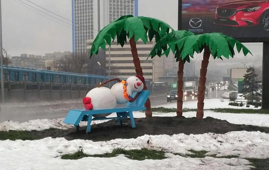 Киевляне отправили снеговика в отпуск