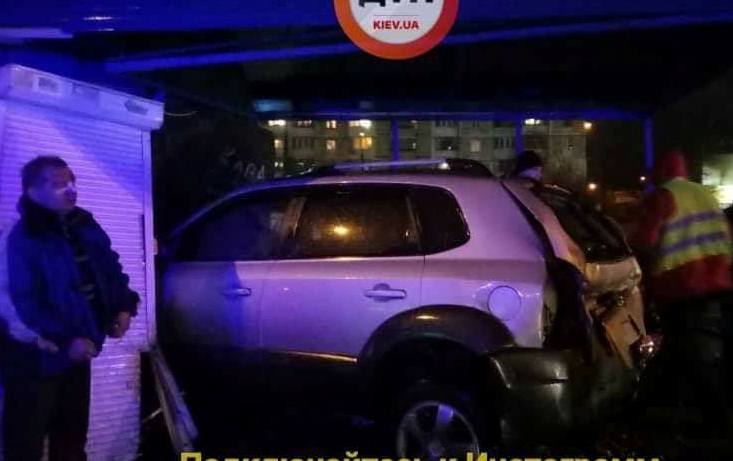 Авария на Академгородке: машина вылетела на остановку