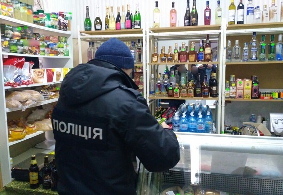 Полицейские нашли точку, где продавали из-под полы поддельную водку