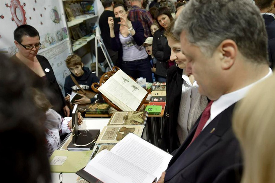 Президент скупился в киевском книжном магазине