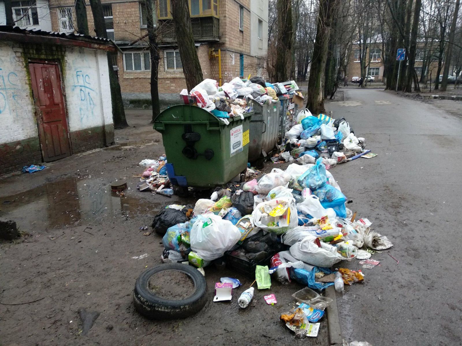 В Киеве появились новые мусорные свалки (фото)