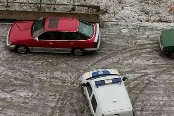 В Киеве автомобилям режут шины (фото)