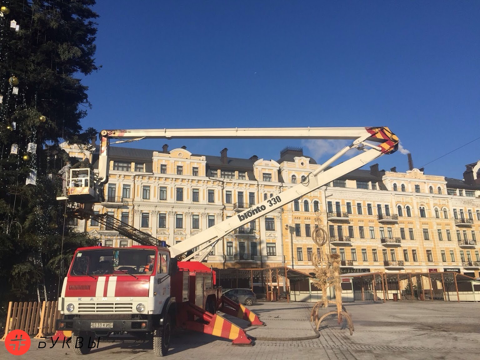 На Софийской площади разбирают елку