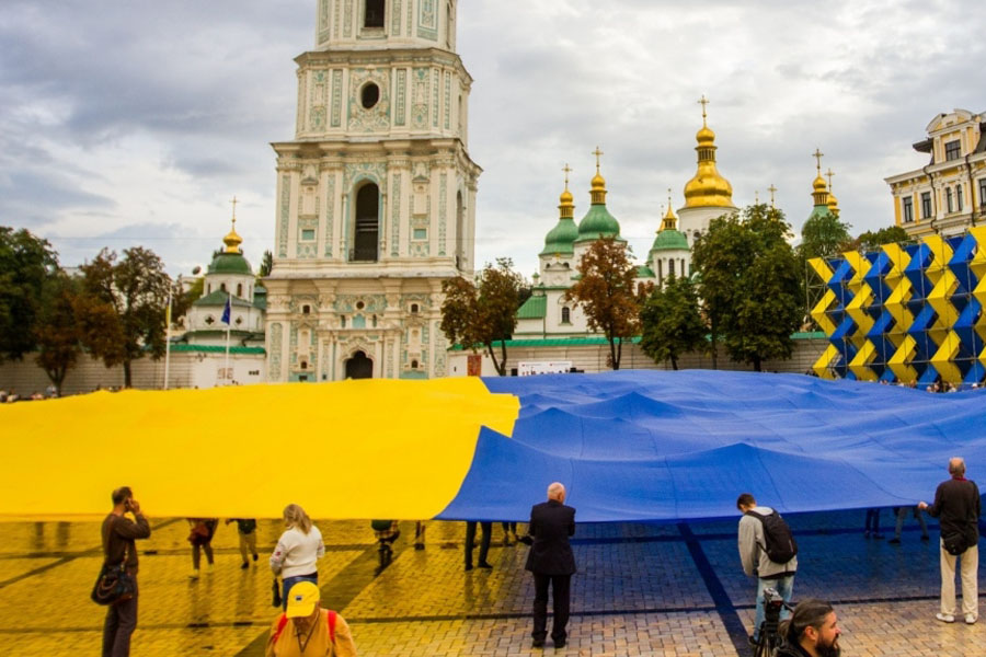 Где в Киеве развернут флаги