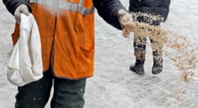 На дороги Киева высыпали тонны соли