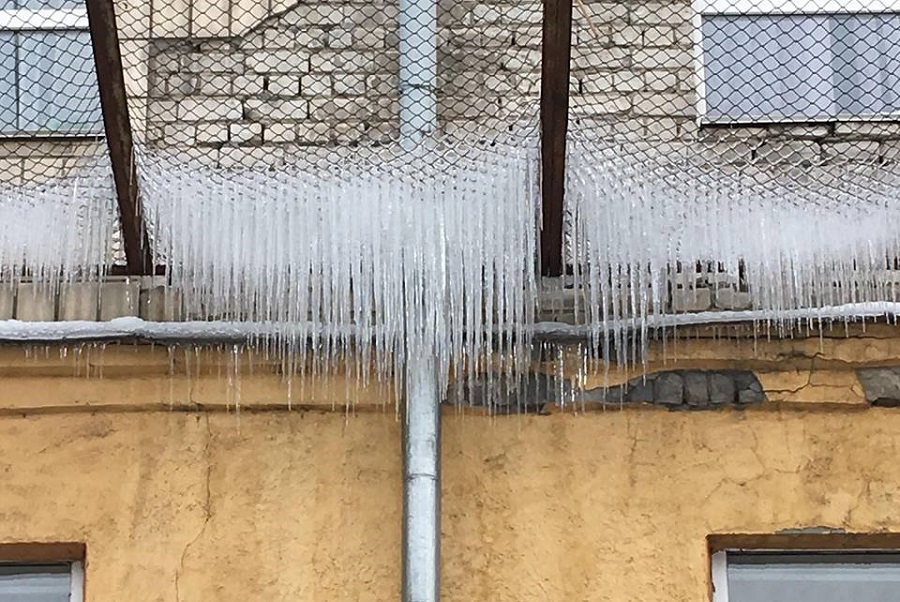 Ледяная угроза: над головами киевлян висят опасные сосульки