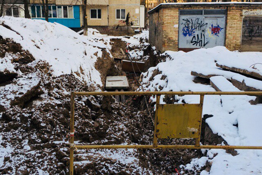 Разрыли и бросили. Киевляне жалуются на коммунальщиков (фото)
