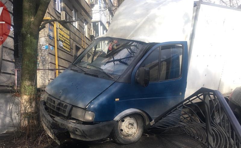 В центре Киева водитель снес забор