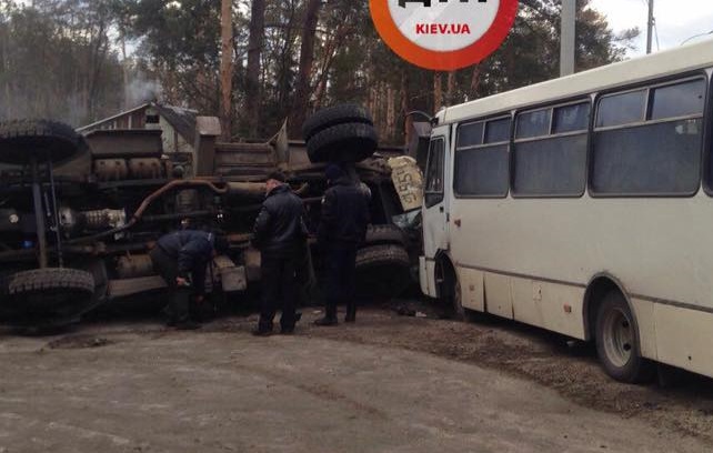 На трассе под Киевом маршрутка протаранила грузовик