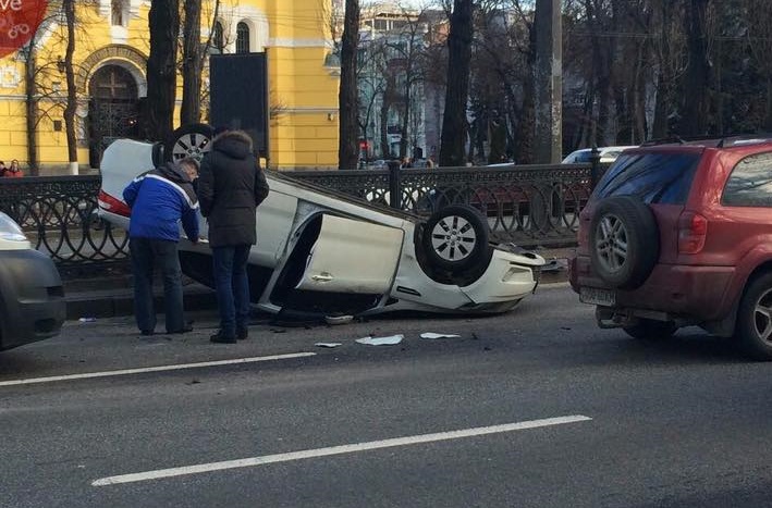 В центре Киева перевернулся автомобиль