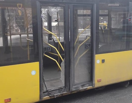 В троллейбусе от напора пассажиров лопнуло стекло