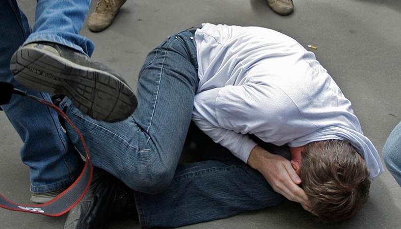 Люди в масках избили молодежь в центре Киева