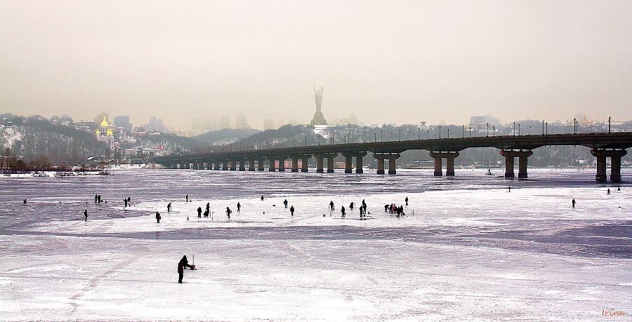 Киевляне массово выходят на опасный лед