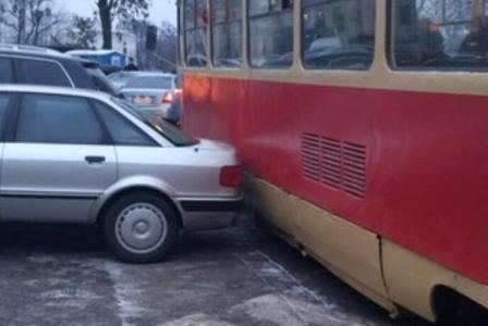 Герой парковки остановил трамваи на Подоле