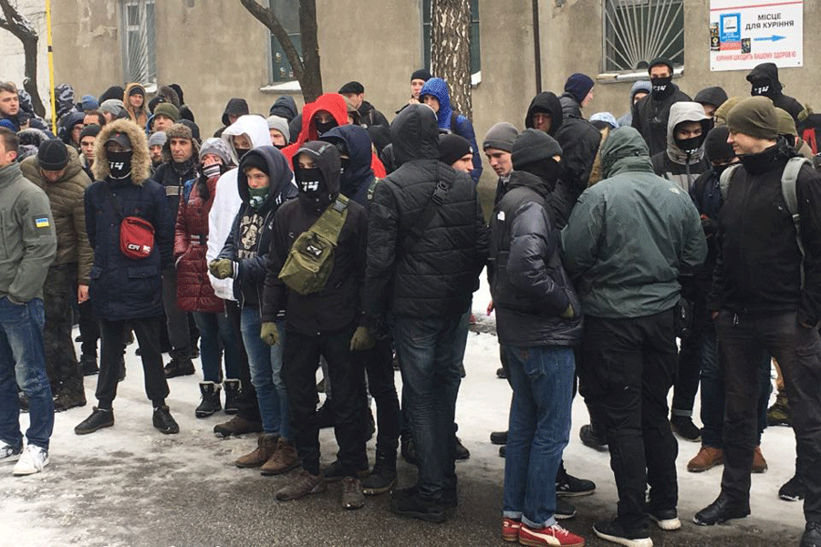 Шевченковский суд блокировали люди в масках